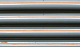 Профнастил: практичный выбор для крыши, забора и фасада — что нужно знать перед покупкой