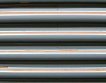 Профнастил: практичный выбор для крыши, забора и фасада — что нужно знать перед покупкой